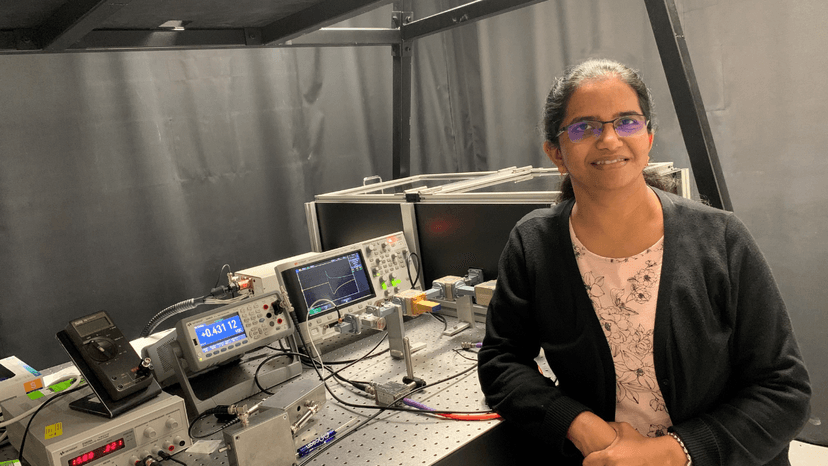 Microwave based contactless screening tool for solar cell applications